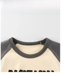 Détail macro du col d'un t-shirt raglan avec coutures contrastées et étiquette