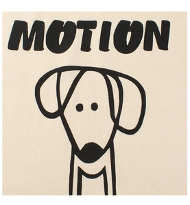 Détail du tissu en coton crème avec un chien de dessin animé noir et l'imprimé texte MOTION