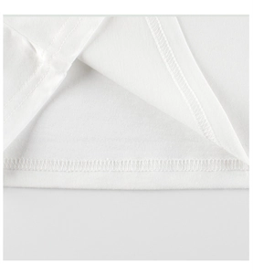 Détail de l'ourlet en coton de haute qualité avec couture double aiguille sur un t-shirt enfant