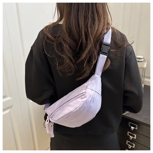 Lavendel nylon heuptas gedragen als crossbody borsttas met verstelbare riem
