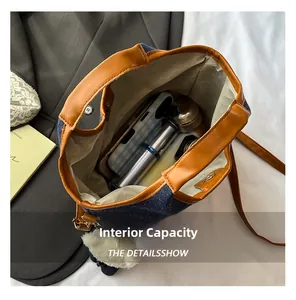 Detailansicht der Denim-Beuteltasche Innenraum mit Lederbesatz und Magnetverschluss