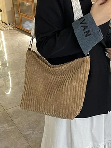 Sac fourre-tout en velours côtelé marron pour femme avec large bandoulière