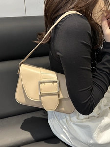 Sac sous le bras élégant en cuir crème pour femme avec fermoir doré et fine bandoulière