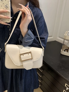 Sac à épaule élégant en cuir crème avec grande boucle dorée et bandoulière assortie