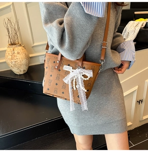 Sac seau marron en cuir avec motifs d'ours, nœud en dentelle et breloque perle