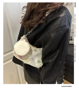 Détail du sac à bandoulière étoilé avec bandoulière chaîne et petit porte-monnaie rond