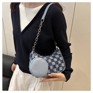 Dettaglio borsa sottospalla in denim a scacchi blu con mini portamonete tondo rimovibile