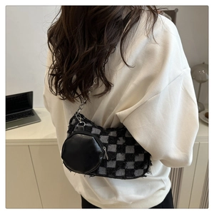 Détail du sac bandoulière en denim à damier avec chaîne et porte-monnaie rond amovible