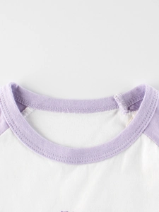T-shirt violet enfant avec manches raglan blanches et col rond côtelé en coton mélangé
