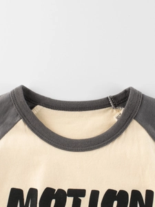 T-shirt à manches raglan pour enfants beige et gris foncé avec imprimé MOTION