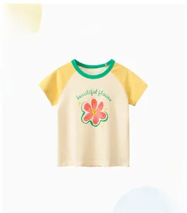 Détail d'un t-shirt pour fille avec manches raglan contrastées et imprimé floral