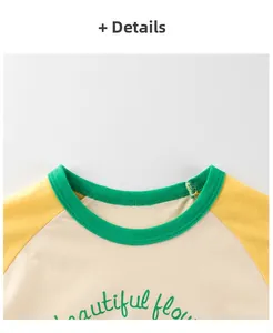 Détail du t-shirt enfant avec col rond vert et manches raglan jaunes contrastées