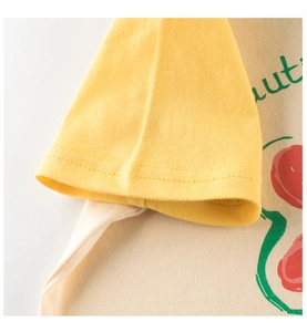 Détail des manches raglan et coutures sur t-shirt enfant en coton jaune et beige
