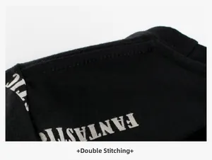 Détail de couture à double aiguille sur un T-shirt en coton noir avec imprimé Fantastic