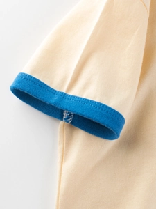 Girl's short sleeve T-shirt in beige cotton with blue ribbed cuffs close-up detail