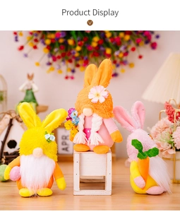 Vue détaillée de trois gnomes de Pâques avec oreilles de lapin et accessoires de fête
