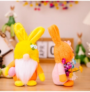 Détail de gnomes de Pâques en peluche avec oreilles de lapin et fleurs artificielles