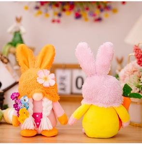 Détails de gnomes de Pâques en peluche avec carottes et fleurs dans un décor doux