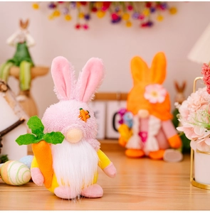 Détail macro d'un gnome de Pâques en peluche avec oreilles de lapin et carotte