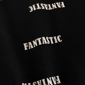 T-shirt noir enfant avec imprimé intégral du texte blanc Fantastic en répétition