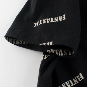 Gros plan d'un t-shirt enfant noir avec imprimé répétitif de lettres Fantastic