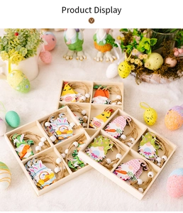 Coffret de décorations de Pâques en bois avec gnomes et carottes sur fond blanc