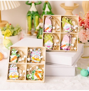 Vue détaillée du lot de nains de Pâques en bois dans leur boîte de rangement à quatre cases