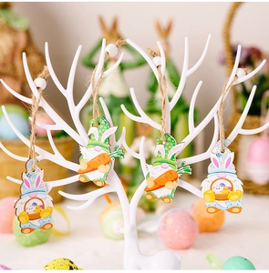 Ornements de Pâques gnomes en bois avec oreilles de lapin sur un support décoratif blanc