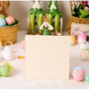 Gros plan de plaques carrées en bois naturel pour bricolage de Pâques festif