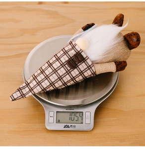 Weight measurement of 105.4g for coffee gnome with plaid hat and coffee bean detail