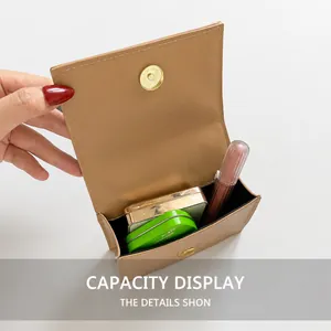 Vista dettagliata della mini borsa a tracolla kaki con capacità interna per trucchi
