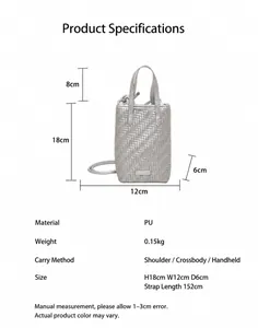 Dimensions détaillées et texture en similicuir tressé du mini sac bandoulière argenté