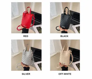 Vue détaillée de mini sacs tissés en bandoulière en rouge, noir, argent et beige