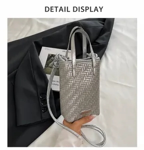Vue détaillée du mini sac bandoulière argenté tressé avec logo et bandoulière amovible