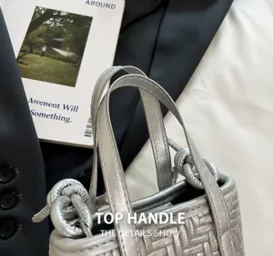 Gros plan détaillé de la poignée nouée et de la texture tissée d'un sac à main épuré