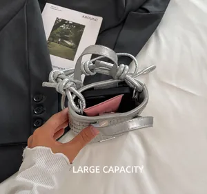 Aperçu de la capacité du mini sac tissé argenté avec téléphone et cosmétiques