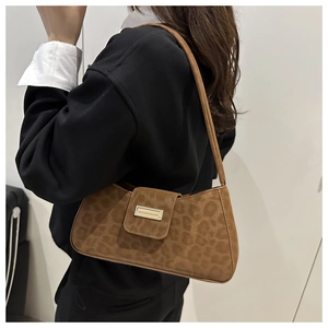 Model-Ansicht einer Vintage-Handtasche mit Leopardenmuster, Goldschloss und Riemen