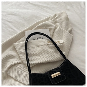 Detail der Handtasche in Grammophon-Form mit Leopardenmuster und goldener Schnalle