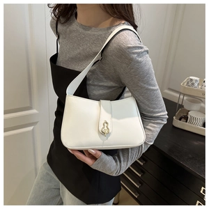 Gros plan d'un sac à main en cuir blanc avec un fermoir doré en forme de calebasse
