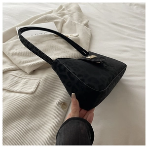 Details der Baguette-Tasche aus Samt mit Leopardenmuster und goldener Schnalle
