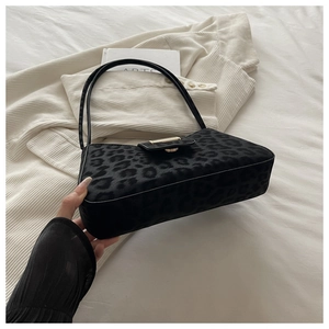 Detail der schwarzen Baguette-Tasche mit Leopardenmuster und goldener Schnalle