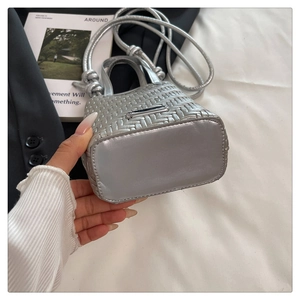 Détails de la texture tissée du sac à bandoulière argenté avec finition métallique brillante