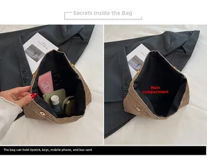 Vue intérieure de la trousse de maquillage matelassée marron avec grand espace de rangement