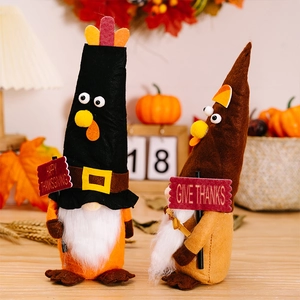 Detail von Erntedankfest-Wichteln mit Happy Thanksgiving-Schildern und herbstlicher Deko