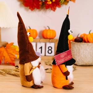 Detail von Thanksgiving-Wichteln mit Schild und herbstlicher Blätterdekoration