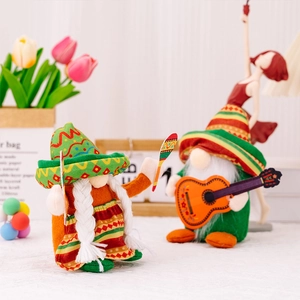 Detail von mexikanischen Karnevals-Gnome mit bunten Sombreros, Gitarre und Holzlöffel