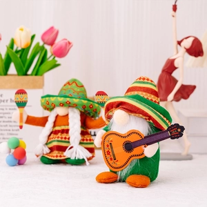 Detail von mexikanischen Party-Gnom-Puppen mit Mini-Gitarre und Maracas-Deko