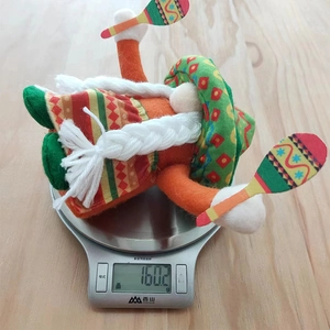 Detailaufnahme der Karnevalszwerg-Plüschfigur auf digitaler Waage mit 160g Gewicht
