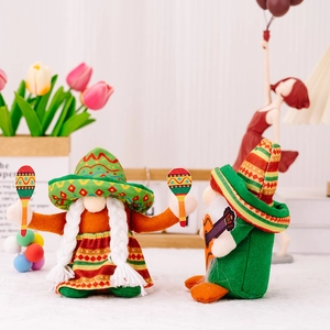 Zwei mexikanische Karnevals-Gnome mit Sombrero und Gitarre für festliche Deko