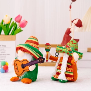 Zwei mexikanische Fiesta-Gnome mit Sombrero und Gitarre für bunte festliche Dekoration